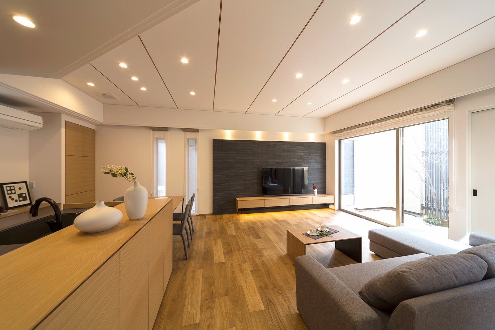 素材と質感、機能と空間を贅沢に両立させた二世帯住宅